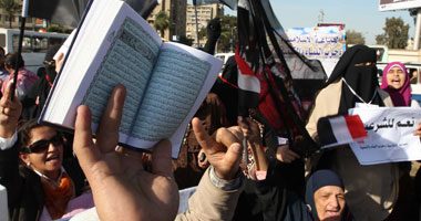 "نعم للدستور" و"دستورهم لا يمثلنا" أمام محكمة إمبابة