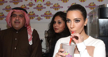 بالفيديو والصور.. كيم كارداشيان بالكويت والنواب يصفونها بسيئة السمعة
