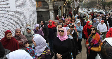 رئيس لجنة يطلب من الناخبات الوقوف فى صفين واحد لـ نعم والثانى لـ لا