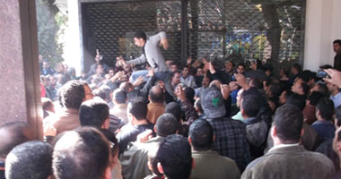 متظاهرو هيئة الثروة المعدنية يسمحون لرئيسها بدخول مكتبه بوساطة وزير سابق
