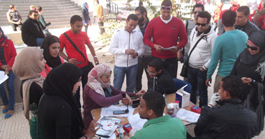 بالصور.. حملة تبرع بالدم لمصابى مصر بجامعة السويس