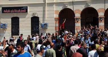 مجهولون يرشقون قسم باب شرق بالإسكندرية بالحجارة والأمن يتصدى