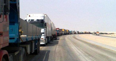 شاحنات مياه تتوجه إلى السوريين العالقين على الحدود الأردنية