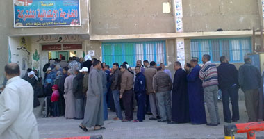 مواطنون ينتقدون بطء عملية التصويت بمدرسة محمد كريم بضواحى الجيزة