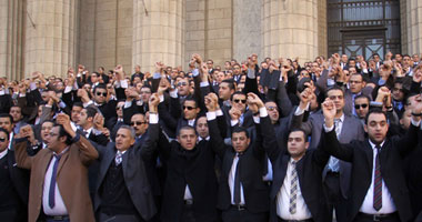 متظاهرون يهاجمون وقفة أعضاء النيابة والقضاة أمام دار القضاء