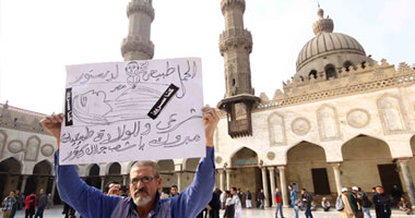 تظاهر عشرات المصلين أمام "الأزهر" احتجاجا على أحداث سوريا