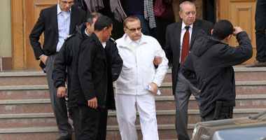صفوت الشريف يسلم نفسه أمام "النقض" والمحكمة ترفع الجلسة