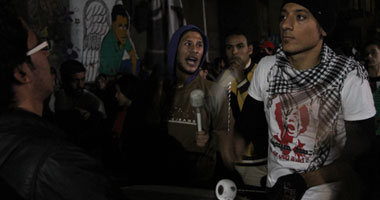 بالصور ..العشرات يصلون لمنزل جيكا لإحياء ذكرى ميلاده الـ 17 