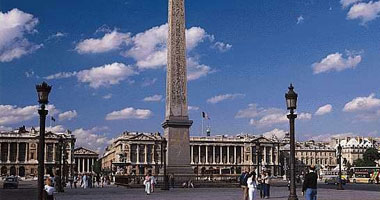 باريس تلغى قانونًا أقر منذ 200 عام يحظر على النساء ارتداء السروال