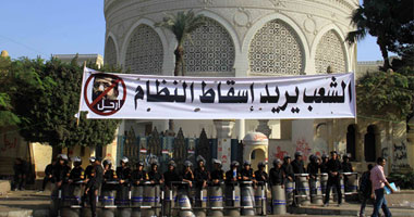 قوات الحرس الجمهورى تعيد الأسلاك الشائكة بمحيط الاتحادية