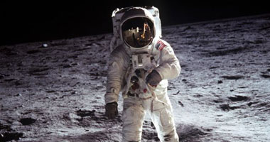 بالصور.. 3 أسباب تشكك فى هبوط القمر الشهير Apollo 11