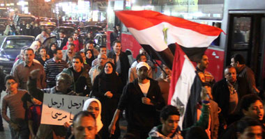 العشرات ينطلقون فى مسيرة من حدائق القبة إلى قصر الاتحادية
