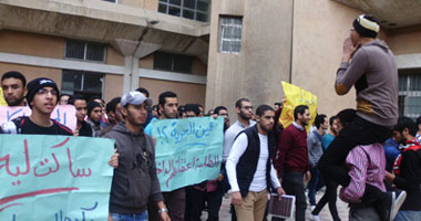 مسيرة لطلاب جامعة سوهاج بالبالونات الصفراء داخل الحرم الجامعى