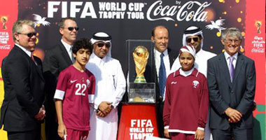 بالصور.. كأس العالم "يزين" مطار الدوحة