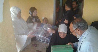 بالصور.. "الحصرى" تنتقل بحملات الدفء إلى سكان واحة الفرافرة