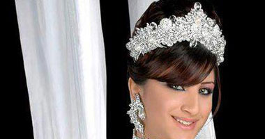 بالصور.. التاج المطعم باللولى والكريستال الأنسب لعروس 2014