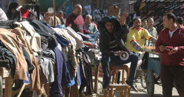 لأن "التجارة شطارة".. ياسر يجذب الزبائن بـ"ميكروفون"