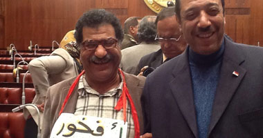 عبلة يعلق لافتة على صدره "فخور بأننى شاركت فى إعداد الدستور"
