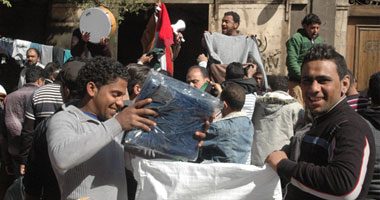 محمد "كهربائى" يقضى أجازته الأسبوعية "بياع" بسوق الجمعة