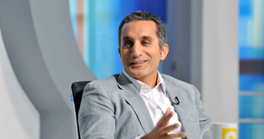 باسم يوسف يغادر مطار القاهرة متجهاً إلى أبو ظبى