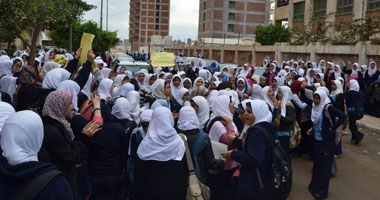 عاملو مدرسة شبرا القومية ينظمون وقفة اعتراضا على عدم صرف رواتبهم