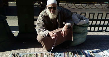 عم أحمد يبيع السبح بالتاريخ والصبر