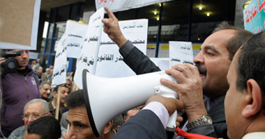"التجاريين" يعتصمون وسط إجراءات أمنية مشددة