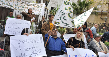 المعاقون يتظاهرون أمام مجلس الشعب لليوم الثانى