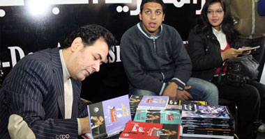 بالصور...خيرى رمضان يوقع كتبه بمعرض الكتاب