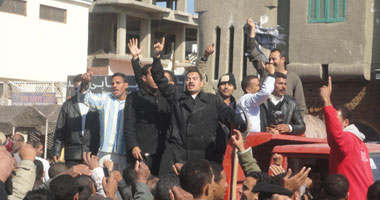 موظفو حى الهرم يمنعون رئيس الحى من الدخول ويطالبون بإقالته