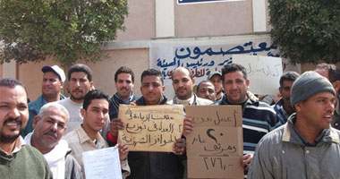 اعتصام العاملين بالهيئة العامة للطرق والكبارى بالسويس
