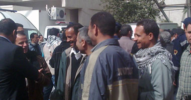 بالصور.. تجمهر سائقى حلوان أمام مبنى المحافظة الجديد 