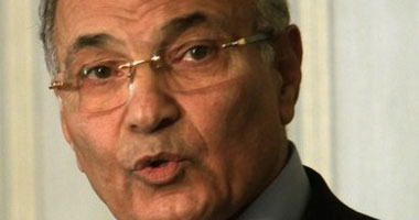 المصلون لشفيق: لا تترك البلد تضيع وكلنا وراءك يا سيادة الفريق