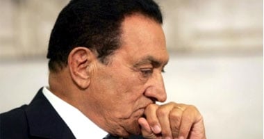 مبارك يوقع باستلام إخطار محاكمته