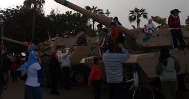 المواطنون يلتقطون صورا تذكارية بجوار الدبابات