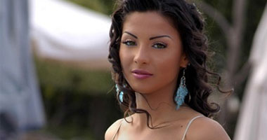 بوسنى بدى غرام".. أحدث مفاجآت دوللى شاهين فى 2012