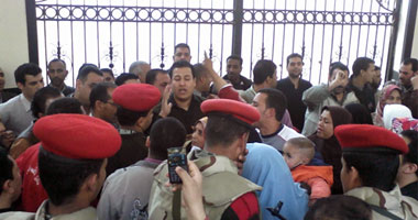 الجيش يصل "التعليم" لمنع المعلمين المتظاهرين من اقتحام الوزارة