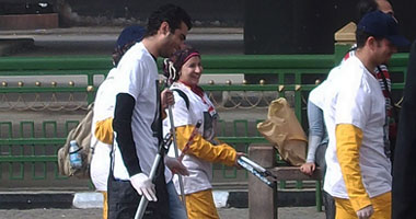 راعى الكنيسة الإنجيلية يجمع شباب الفيوم لتنظيف الشوارع