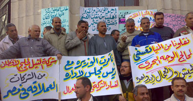 عمال "النيل لحليج الأقطان" يعاودون التظاهر أمام "الوزراء" 