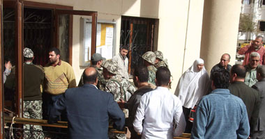 بالصور.. الجيش يؤمن خروج موظفى إدارة جامعة المنصورة