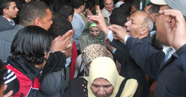تجمهر الآلاف أمام الأوقاف واشتباكات عنيفة مع موظفى الهيئة