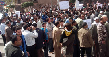 مستأجرو أراضى الأوقاف يقطعون الشوارع ويطالبون بحل الهيئة
