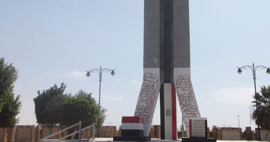 تسجيل أسماء شهداء 25 يناير على النصب التذكارى بالسويس