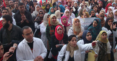 وقفة احتجاجية لطلاب الطب لإقالة وكيل الكلية