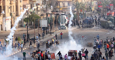 شرطة سوهاج تفرق المتظاهرين بالقنابل والرصاص "الحى"
