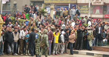 بالصور.. الجيش يفصل بين مؤيدى ومعارضى مبارك فى الشرقية