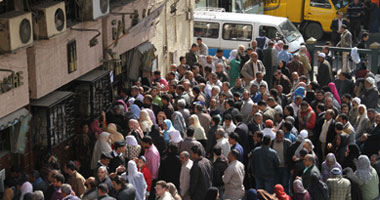 بالصور زحام شديد فى أول أيام عمل البنوك بعد "الأزمة".. "مصر" و"القاهرة" و"باركليز" يغذون ماكينات الصراف الآلى.. والعملاء يطالبون بمد فترة العمل.. وزيادة عدد الفروع لتغطية كافة المناطق