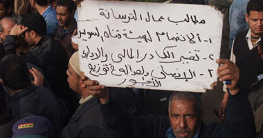 وقفة احتجاجية لعمال ترسانة السويس البحرية