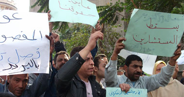 وقفة احتجاجية لخريجى التجارة يطالبون بالتعيين أمام الهيئة القومية للبريد