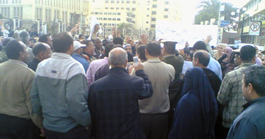  موظفو محكمة المنصورة الابتدائية يتظاهرون بسبب المرتبات